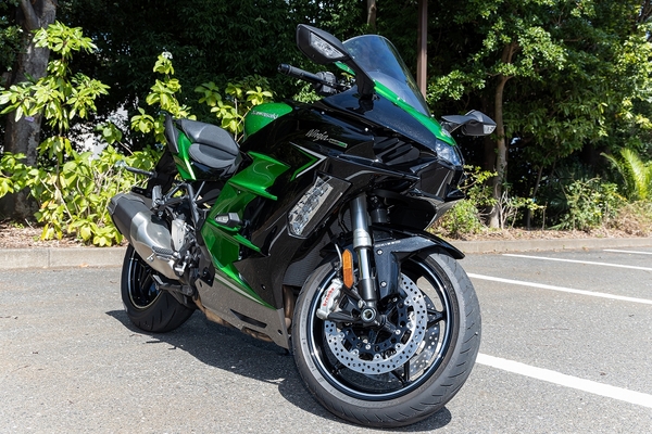 新旧『トップガン』に登場の新旧カワサキ ニンジャ、36年分の進化とは？「出力は115馬力から242馬力に！」モーサイ