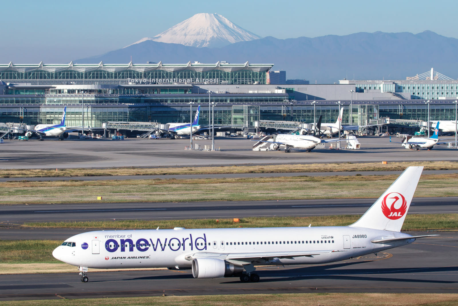 羽田空港で飛行機撮影。500mmの望遠レンズでも足りないぐらい。こんな時は、超望遠レンズが欲しくなります。eosr3rf100_500mm