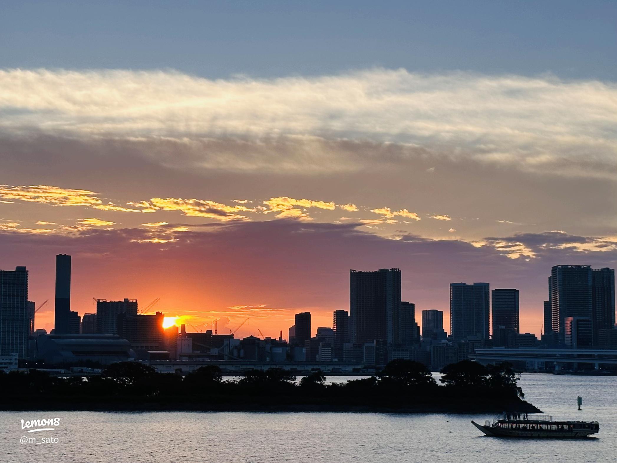 夕日の塔 潮風公園 お台場 塔の写真素材