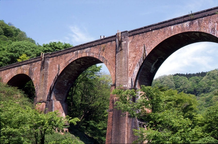 スイスの峡谷に架けられた あまりにも優雅な石造りの鉄道橋今日の絶景