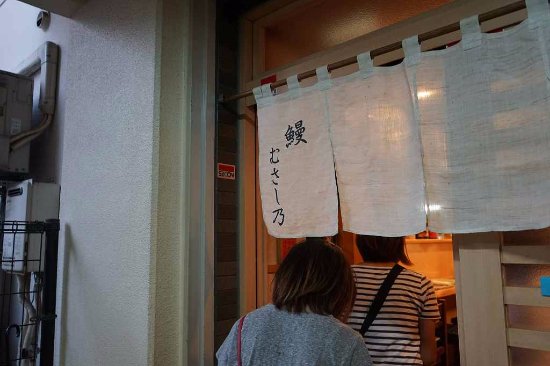 のれん くぐるイラスト無料イラスト・フリー素材なら「イラストAC」