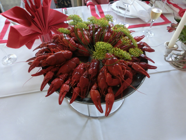 ザリガニパーティーへの参加申込受付が本日18時より開始いたします！ 毎年大好評のザリガニパーティーを今年も開催いたします！スウェーデン系フィンランド 人文化ウィーク目玉企画のうちの一つ、ザリガニパーティーを11月8日 金 18時より東京・Mace千駄ヶ谷にて行います