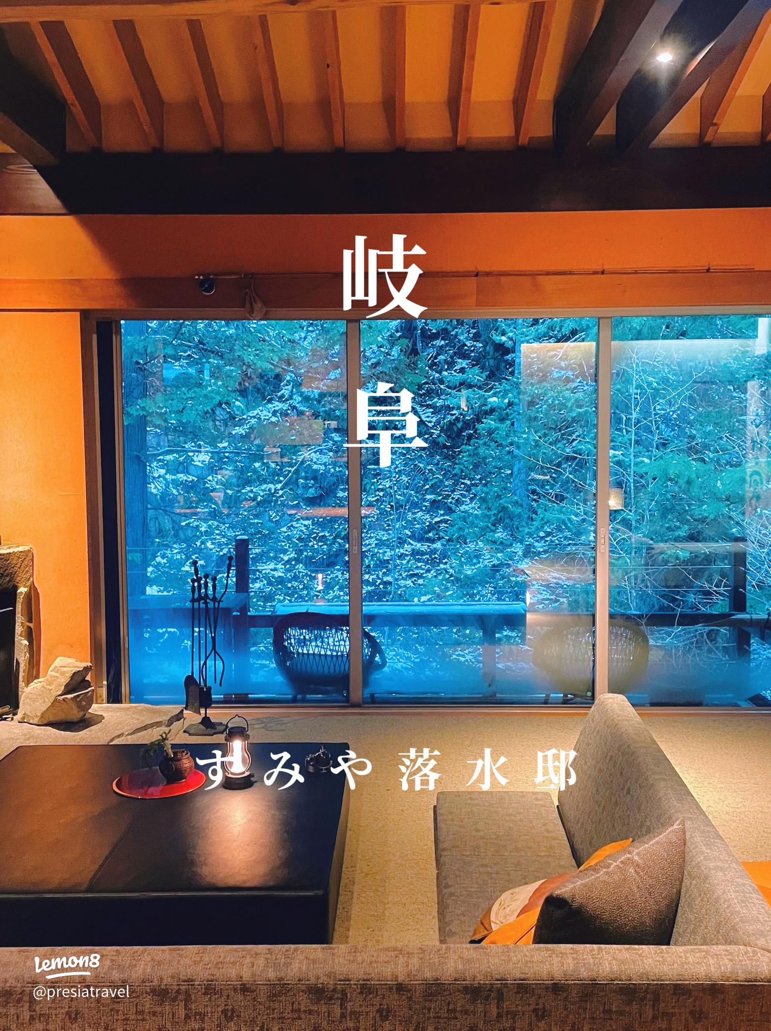 田舎道の真ん中でキスとハグを愛するカップルの肖像画美しい夏のラPremium写真