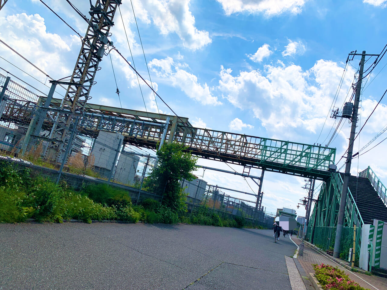マントを羽織り、欄干にもたれるお気に入りの場所 太宰が愛した跨線橋撤去へ : 読売新聞