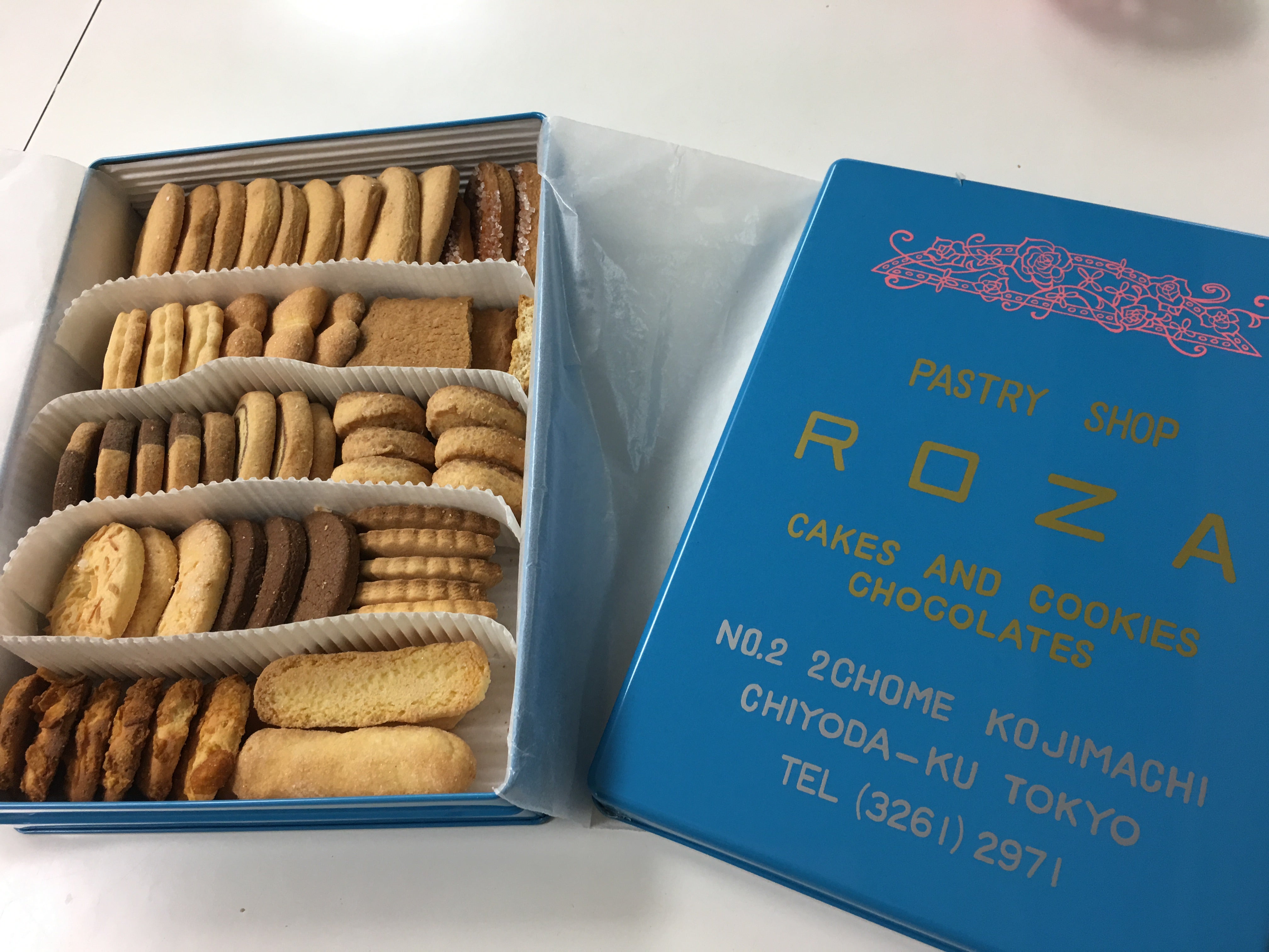 東京麹町にあるローザ洋菓子店のクッキー缶🍪 かわいくて憧れてて、やっと買えたとき なんだか少女のような気持ちだった👧🏻🍪このかわいいカンカン、缶の高騰によって無くすかも と店員さん。