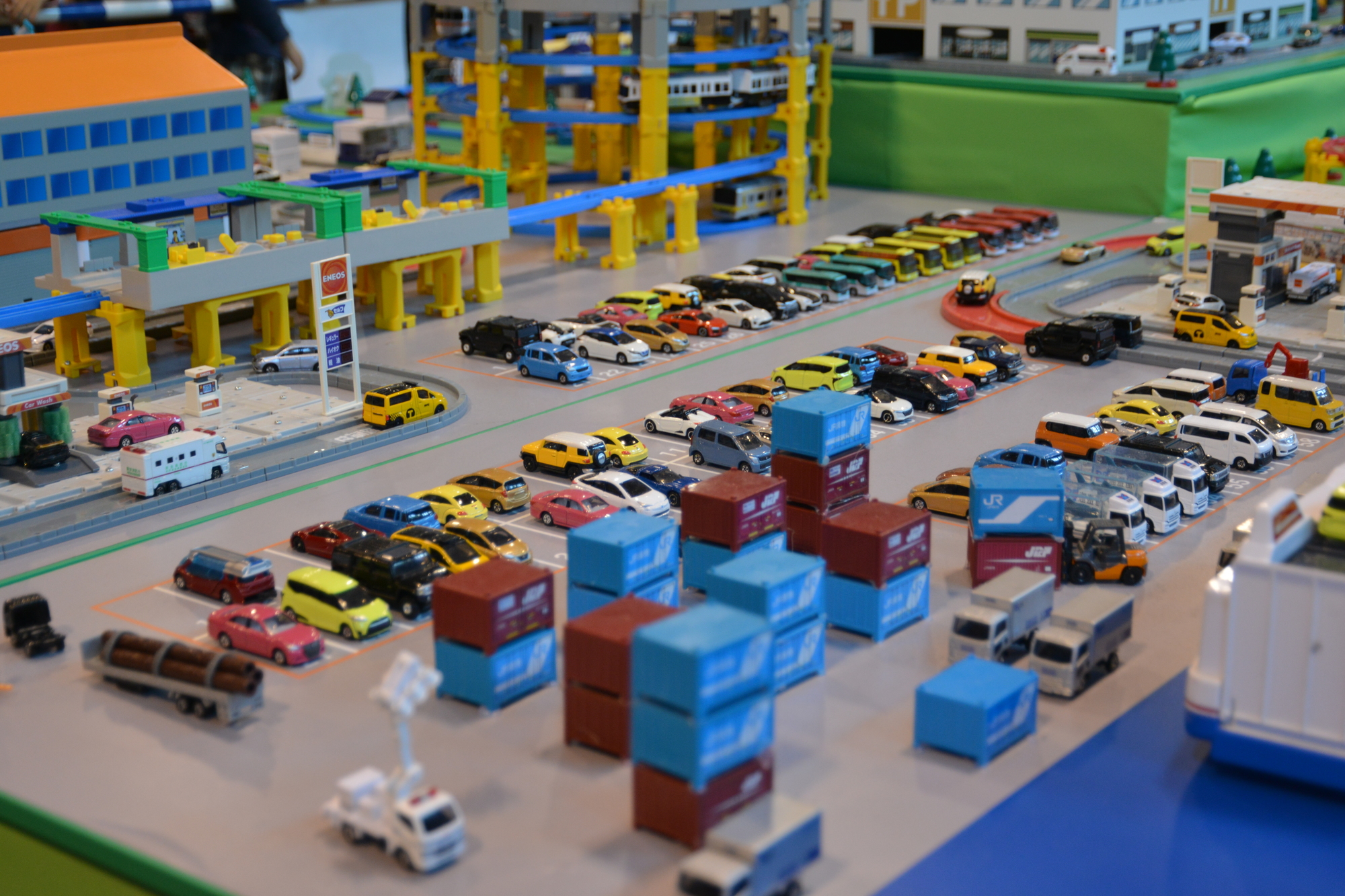 牛乳パックで、サーキット場を作ってみたよ「トミカを走らせてみました」