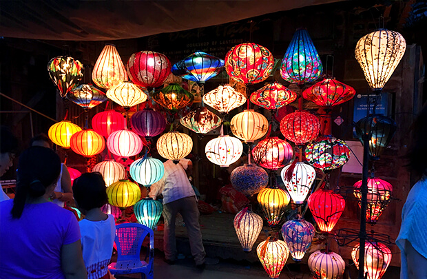 まち歩きで食べ歩きバナナのご飯巻！ ホイアンのナイトマーケットで –