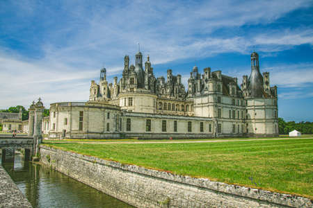 ロワールの古城巡り シャンボール城観光ガイド基本情報・アクセス・見どころ・宿泊施設 - FRANCE旅時間