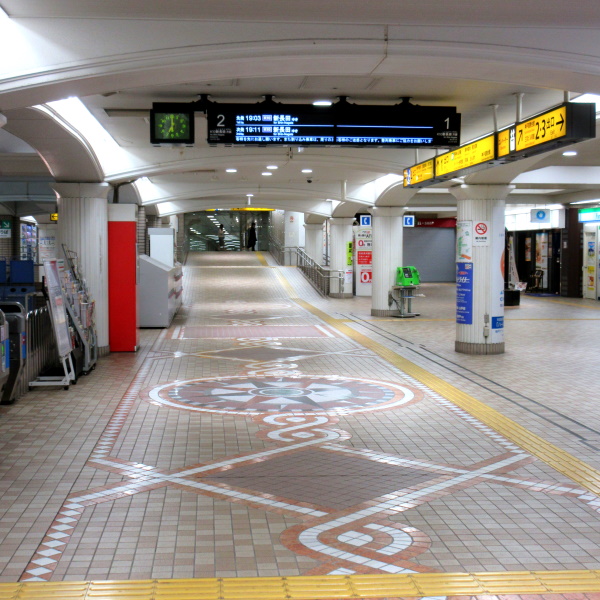 待ち合わせに便利な花時計も - 神戸経済新聞