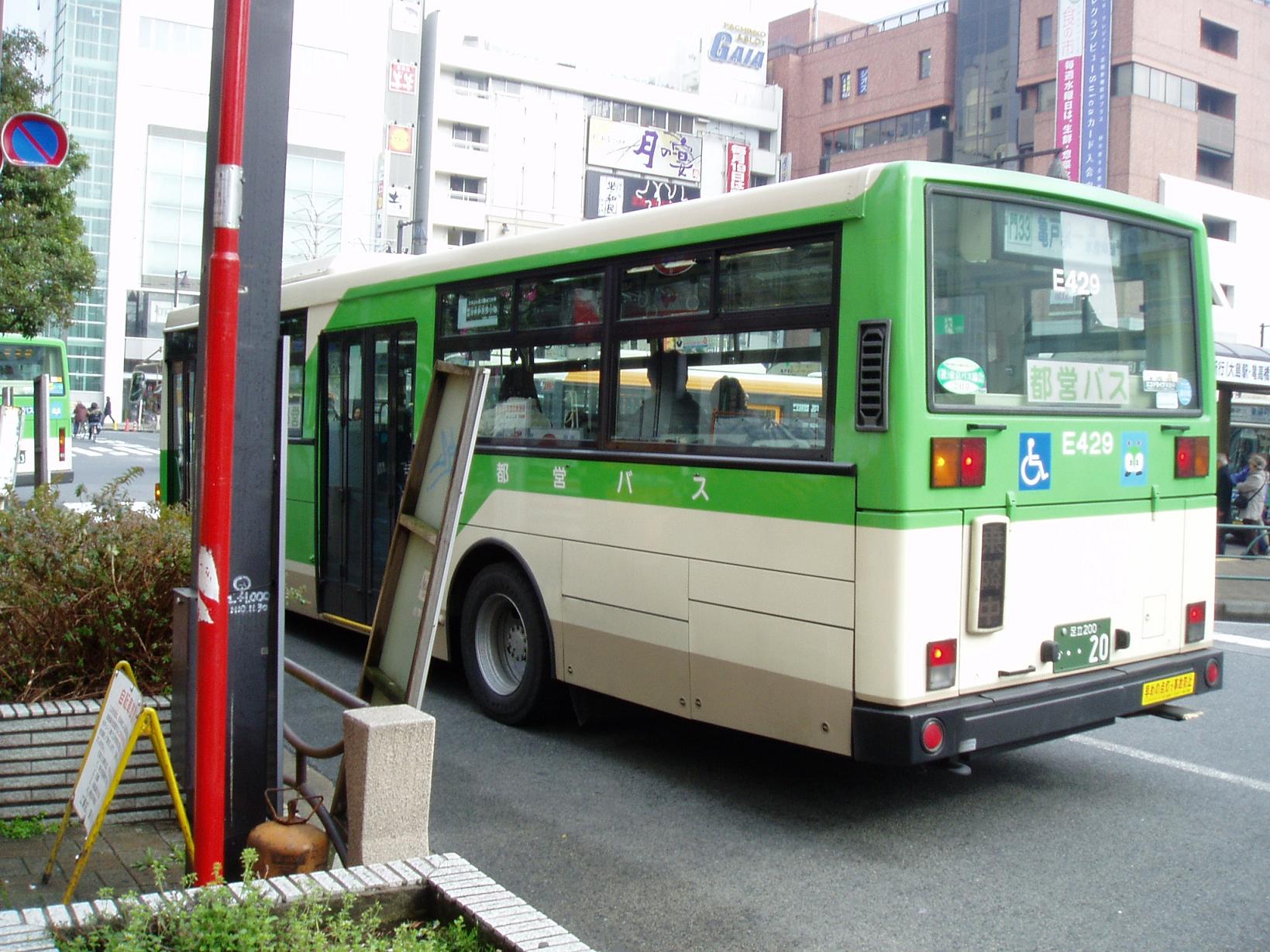 えええええ!? 都営バス「約8割が赤字」でも生き残っているワケ 「一発逆転の黒字化」を阻む「東京都心」という魔境地帯くるまのニュース