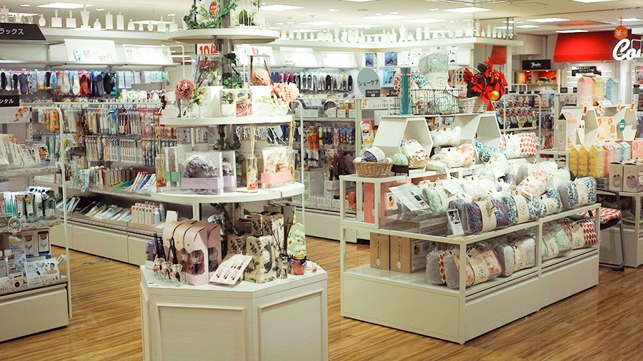 ステーショナリー、コスメ、ファッションの品揃え充実！『ソラリアステージ』の魅力案内 - マンガで見る天神