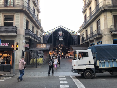 スペイン・バルセロナ観光 ボケリア市場で美味しい物を食べ歩き - 旅するカップル