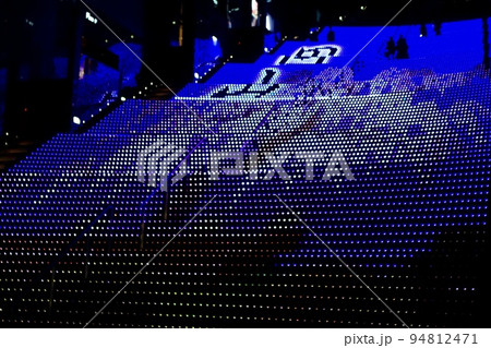 京都駅ビル大階段 グラフィカルイルミネーションPlus：近畿エリアおでかけガイド：JRおでかけネット