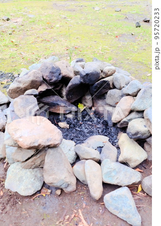 ワイルドDIY 天然石をひたすら積み上げて自作したかまどを使ってコーヒーを淹れる