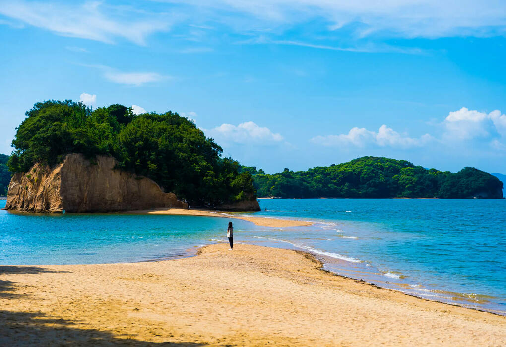 エンジェルロード公園潮の満ち干きで現れる不思議な砂の道、ロケ地としても有名 香川県・小豆島岡山スタイル