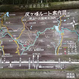 すすきとマジックアワーの呉。 灰ヶ峰展望台からの夕景。 まだ呉製鉄所の灯りがあった頃のです。 👇オールジャンルHubフォロー&タグ付け投稿宜しくお願いします✨