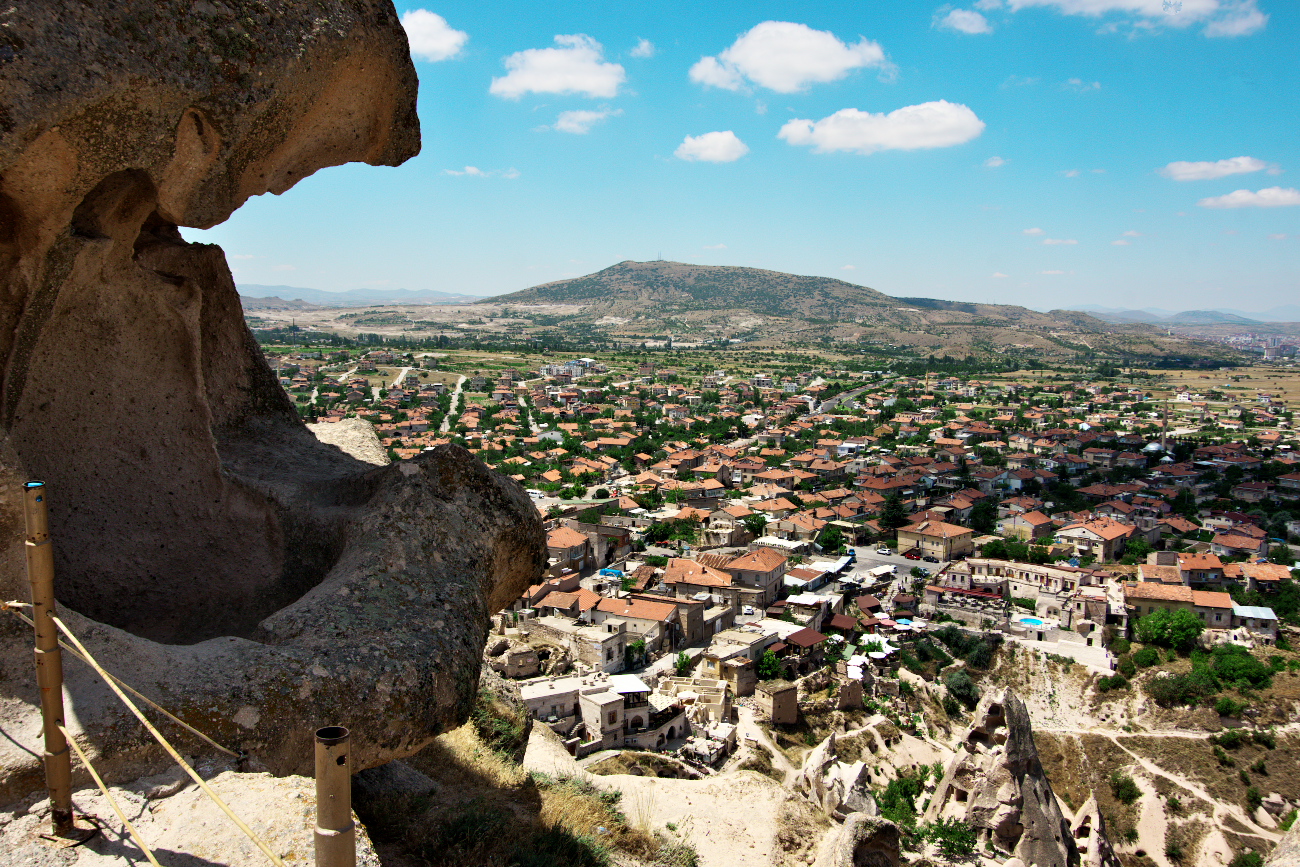 トルコ旅行記 バスで行くウチヒサール城巨大な岩の要塞を探検