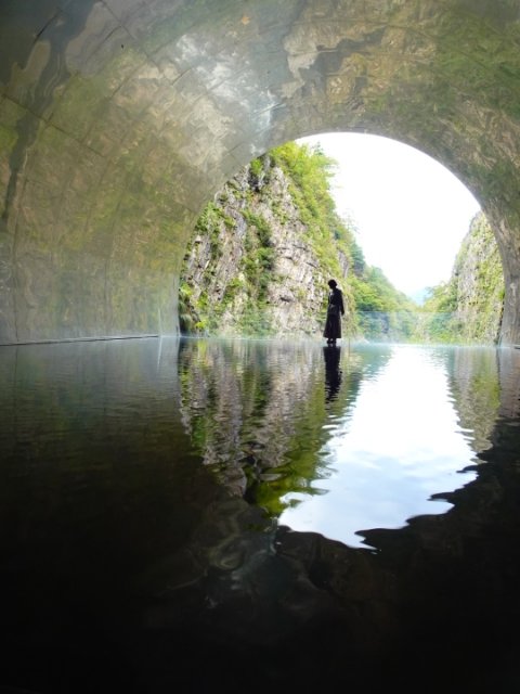 バスツアー二日目清津峡渓谷トンネル へ トンネル内も光のアートでミステリアスな世界清津峡 の