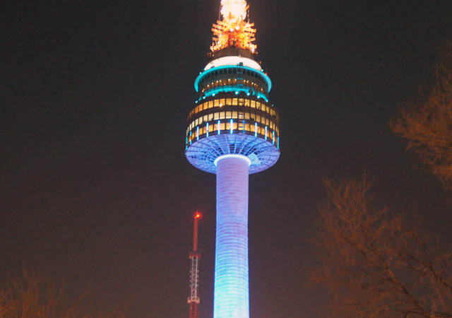 ソウルの中心で明るく輝く南山Ｎソウルタワー 🌇 グリーンオーロラ色に染まった南山ソウルタワーを2月の壁紙でご覧ください🤗リンクからダウンロードしてください 💖 🔗