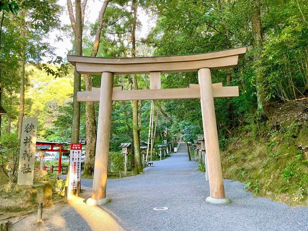 切妻屋根など採用して新設 - 大神神社前の公衆トイレが供用開始奈良新聞デジタル