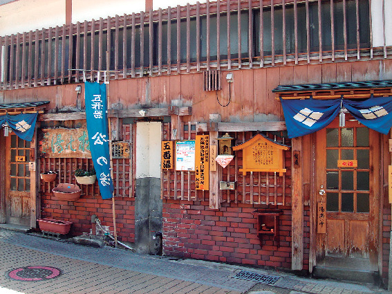 湯田中温泉♨️ ノスタルジックな温泉街を一人旅☺️ 観光地化されすぎていなくて人少なくて 大好きな雪も降って
