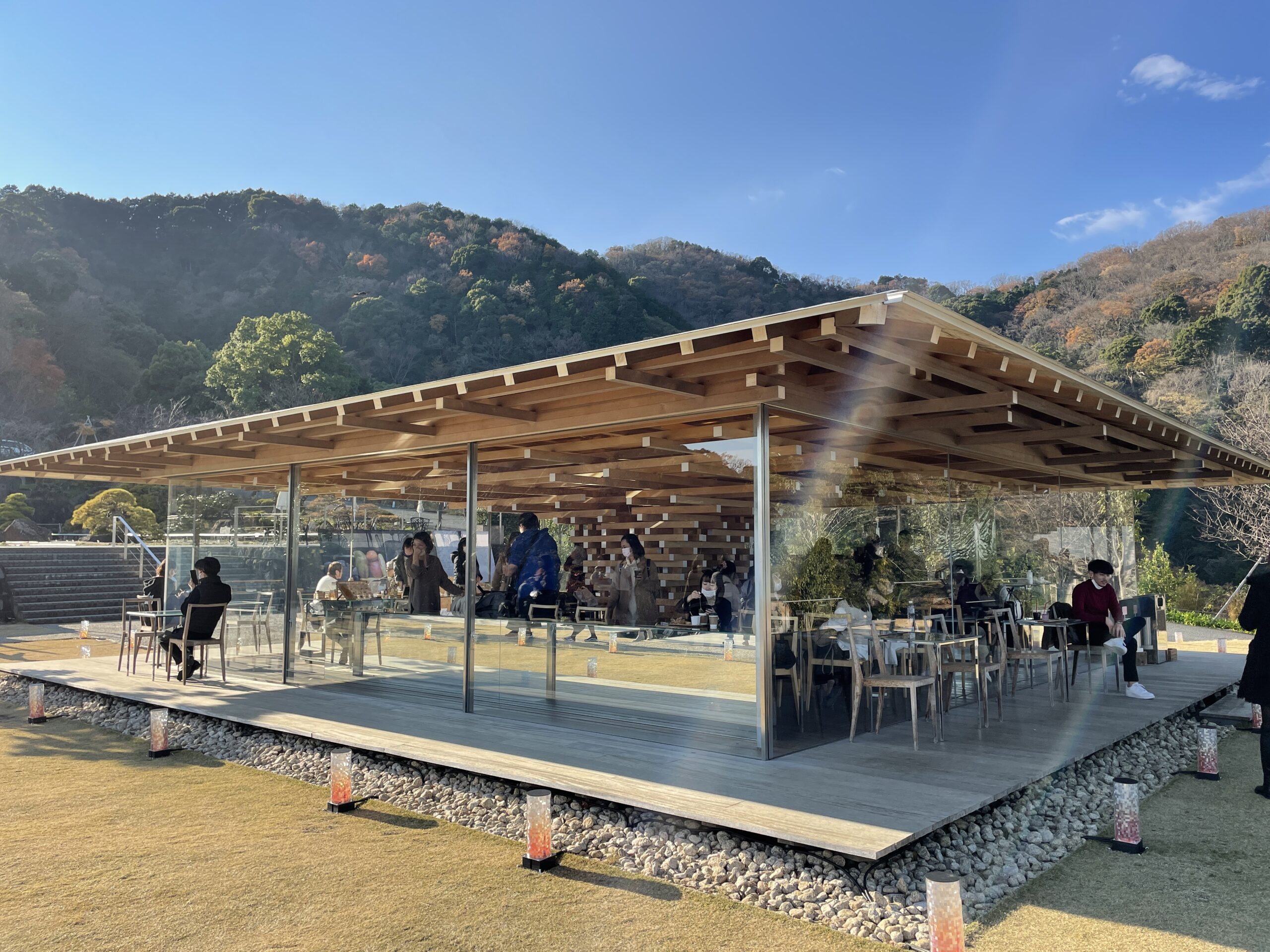 河口恭吾熱海へ行って来ました。 隈研吾さんデザインのカフェへ 植物園の中にあるのですが、座れて美味しいコーヒー飲めて良かったです。ホテルのレストランも時間早かったから予約なして食事出来て、久しぶりに美味しいマルゲリータ食べれました。