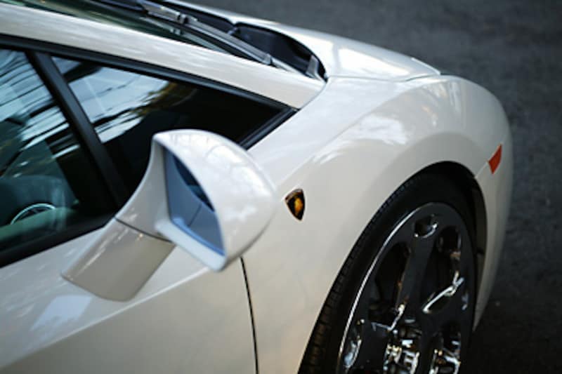 神奈川県にて青空駐車しているランボルギーニ「ウラカン」にイタズラする男性。その衝撃的な一部始終を動画にて 動画有Creative Trend