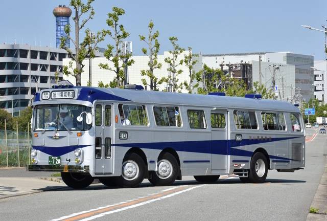 バスのイラスト無料のフリー素材 イラストエイト