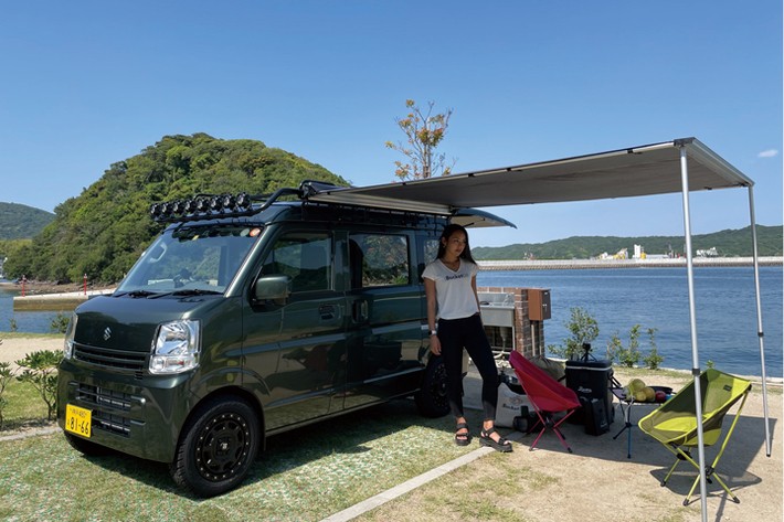 写真22ページ目 「狭い車内で一緒にいるから、喧嘩は多い」“改造した軽自動車”に彼氏と住んで3年 29歳女性がそれでも車中泊生活を続ける理由文春オンライン