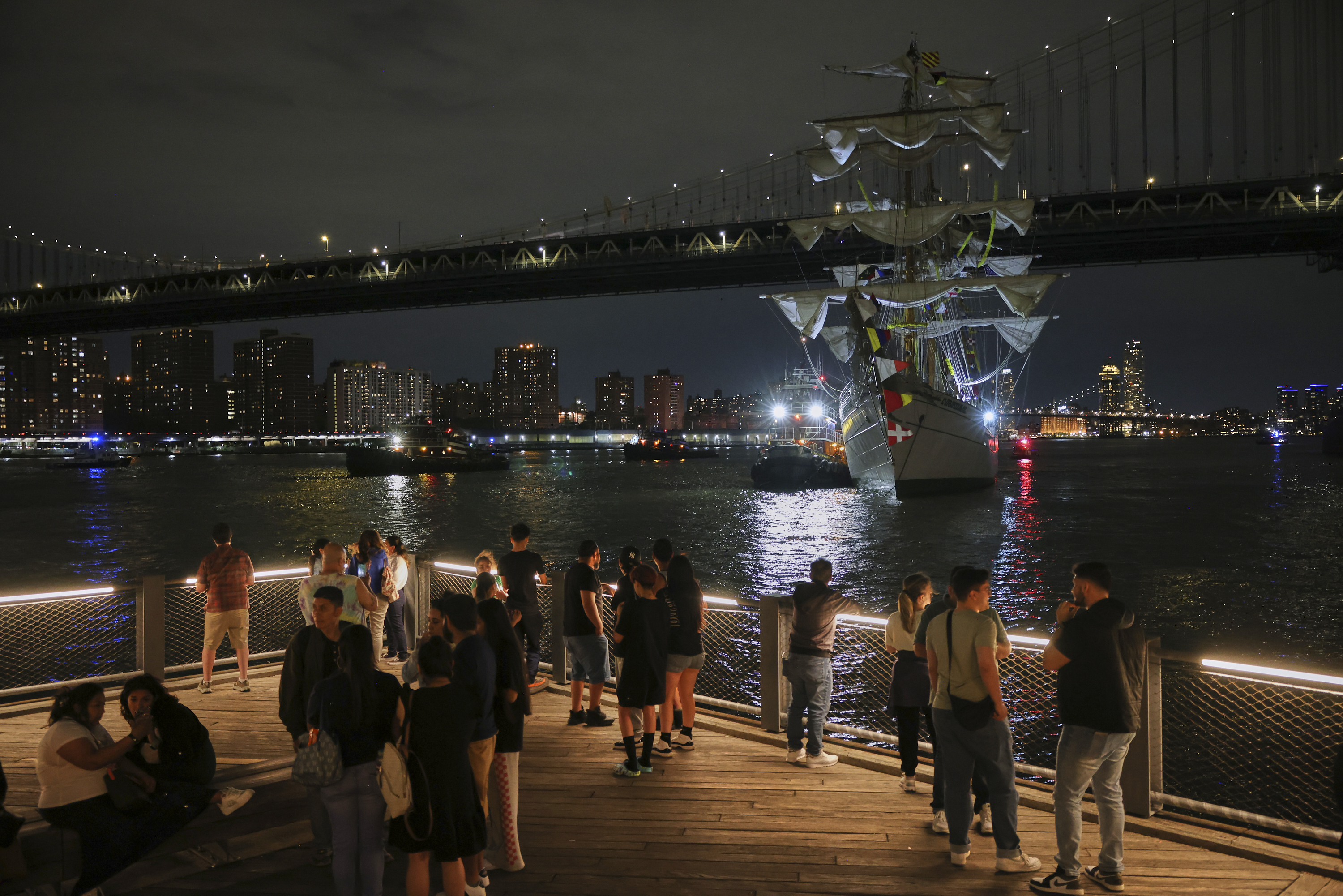 メキシコ海軍の帆船「CUAUHTEMOC」がブルックリン橋に衝突