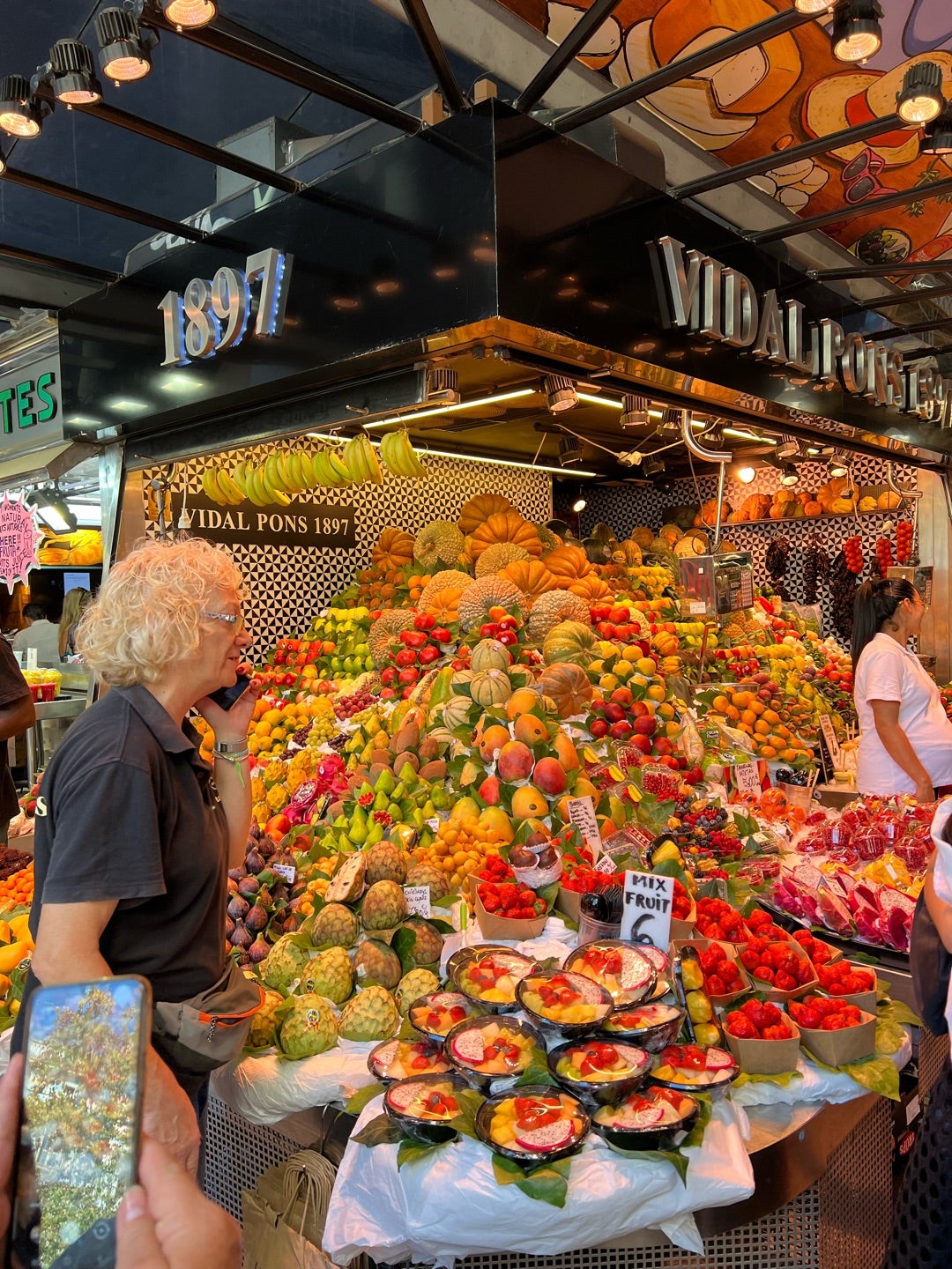 バルセロナのボケリア サンジュセップ市場 は食事やお土産購入にピッタリ！肉や魚、おかしなど何でもそろう！！ – こじんたび