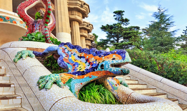 グエル公園: 行列スキップチケット + ガイド付きツアー