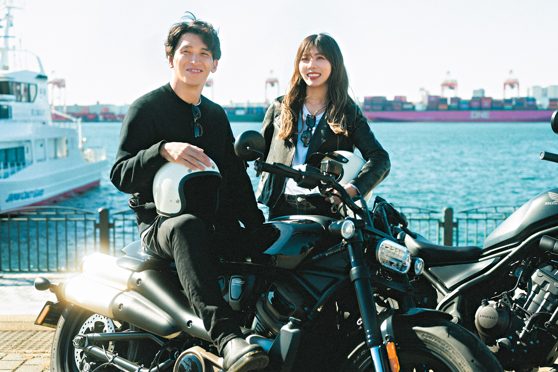 バイクに乗ってヘルメットをカップルします。Premium写真