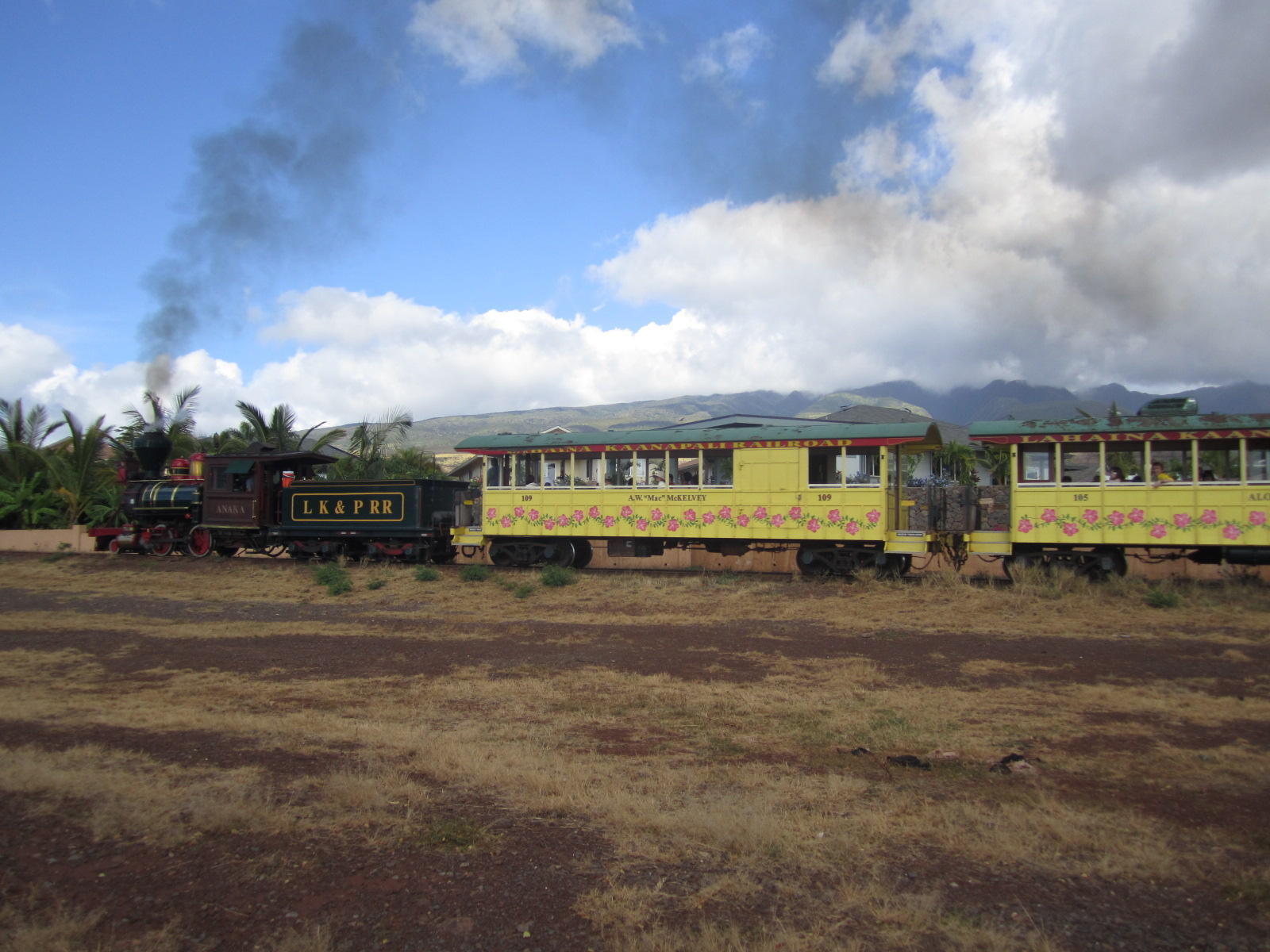 ハワイアンレイルウェイ オアフ島西部を走るレトロな観光列車 のんびり走る列車からの風景