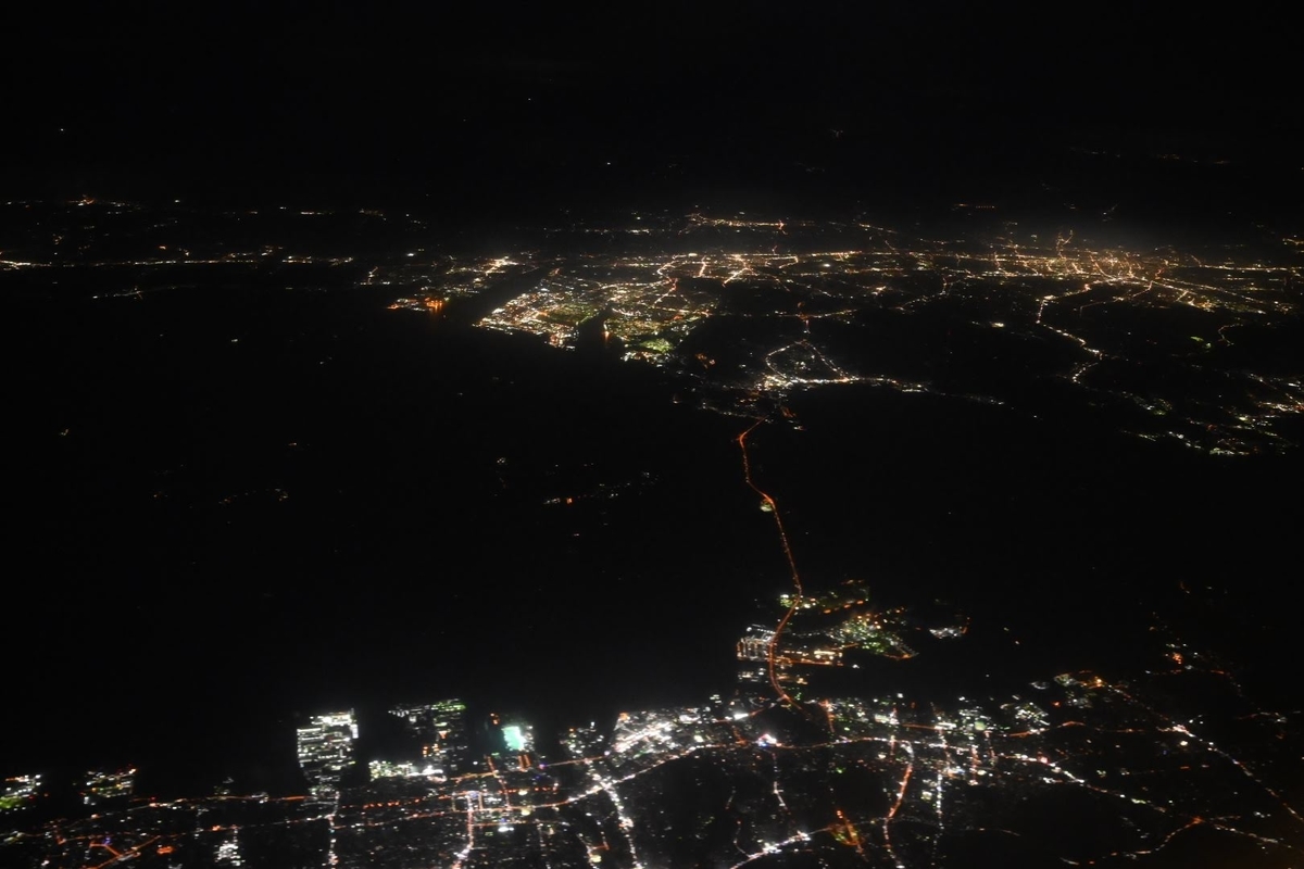 もう何年も飛行機撮影をしているのに、明るい時間帯の月丼を初めて撮ることができました🥹 通算しても月丼は2回目しか撮れていません💦 .Location : Osaka