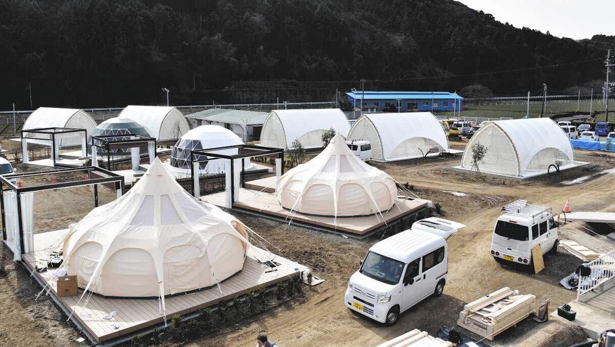 廃校をグランピングリゾートに再生！旧島田市立湯日小学校のプール、体育館、家庭科室、校庭などをフルリノベーション - TECTUREMAG テクチャーマガジン空間デザイン・建築メディア