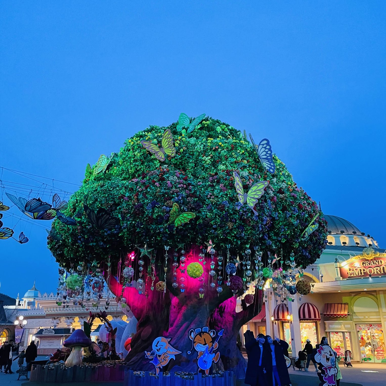 BTSのJung Kook ジョングク 、ワールドカップカタール大会の開会式でヴェルサーチェを着用しパフォーマンス。Vogue Japan