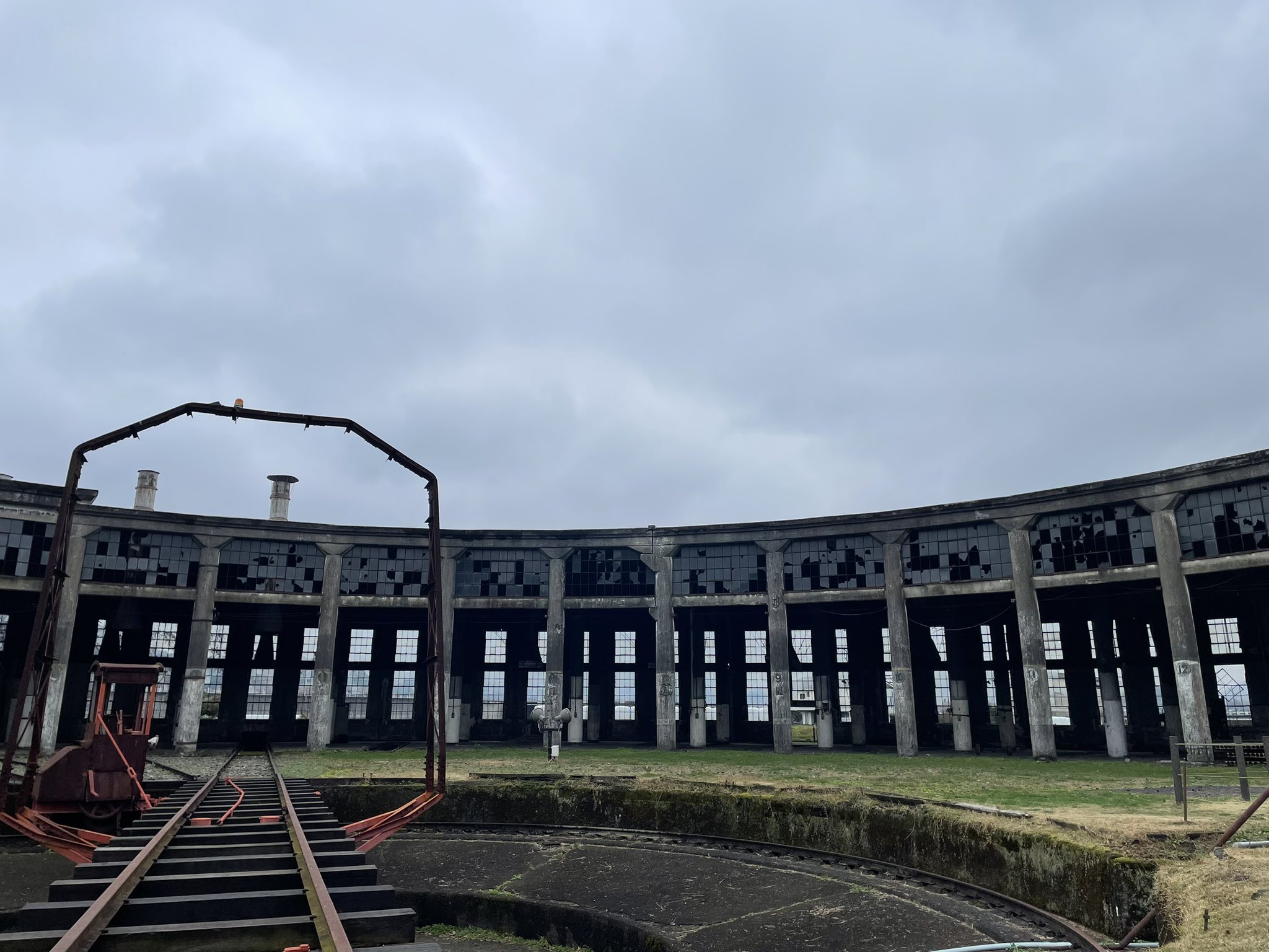 映画「すずめの戸締まり」の舞台の一つとして、大分県玖珠町にある旧豊後森機関庫 に行ってきました。地元の人の出会いがあるなどまたちょっと寄り道で掲載します！しんのすけ: 九州転勤日記.ちょっと寄り道