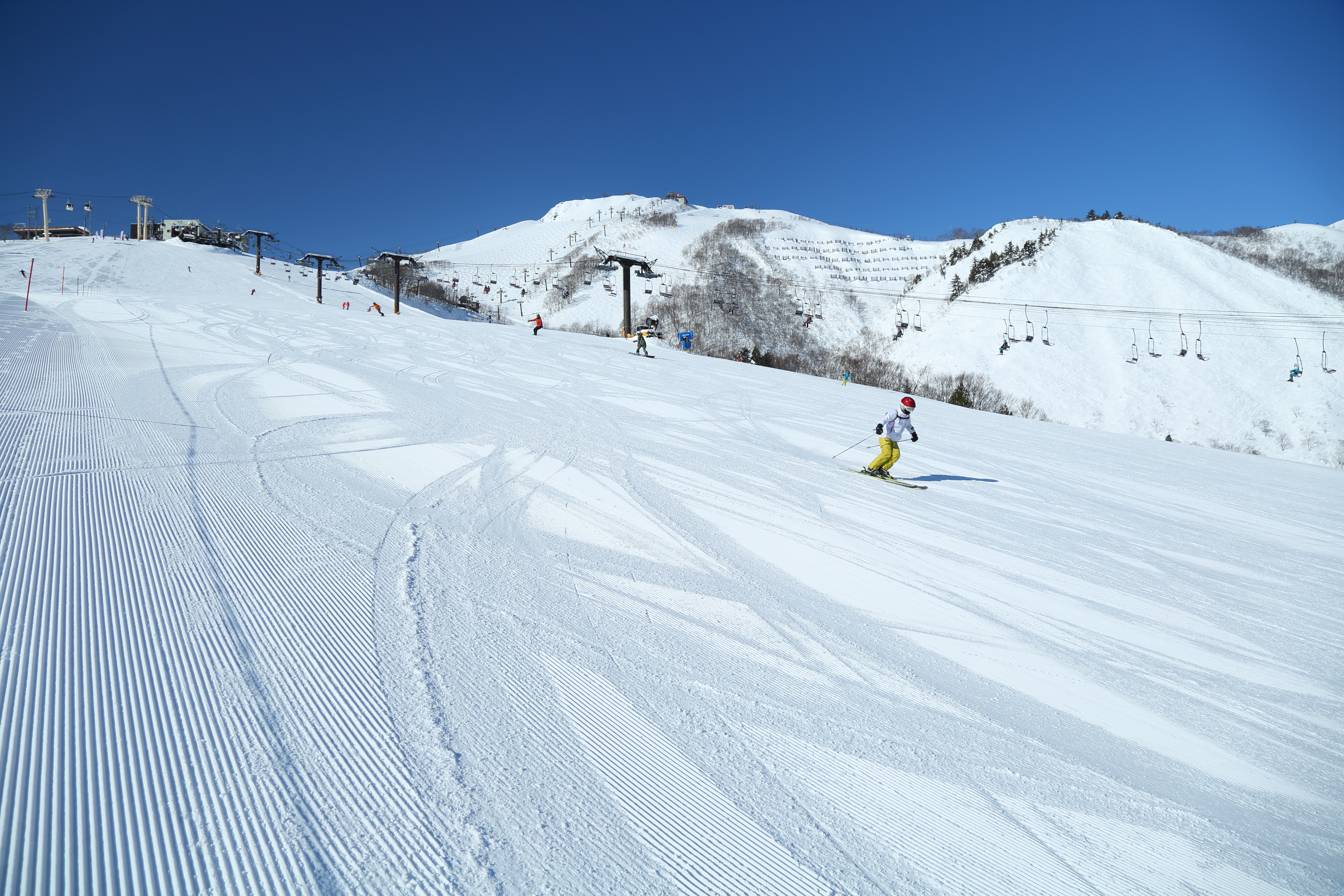今季最強寒波、良く降りましたね❄️ リフト乗場は雪の壁、普段見上げる看板は足元に、建物は屋根と雪面が繋がっています。全体的に雪面が高くなっていますので、リフト周辺を滑走する際は頭上にもご注意下さい⚠️ 八方尾根スキー場最上部にあるリーゼングラートコース
