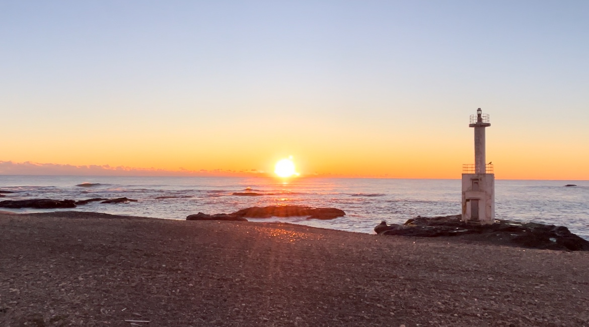 新年は朝日に願かけ！海上の岩場に立つ鳥居越しに日の出を拝む 茨城県大洗町クルマ情報サイトｰGAZOO.com