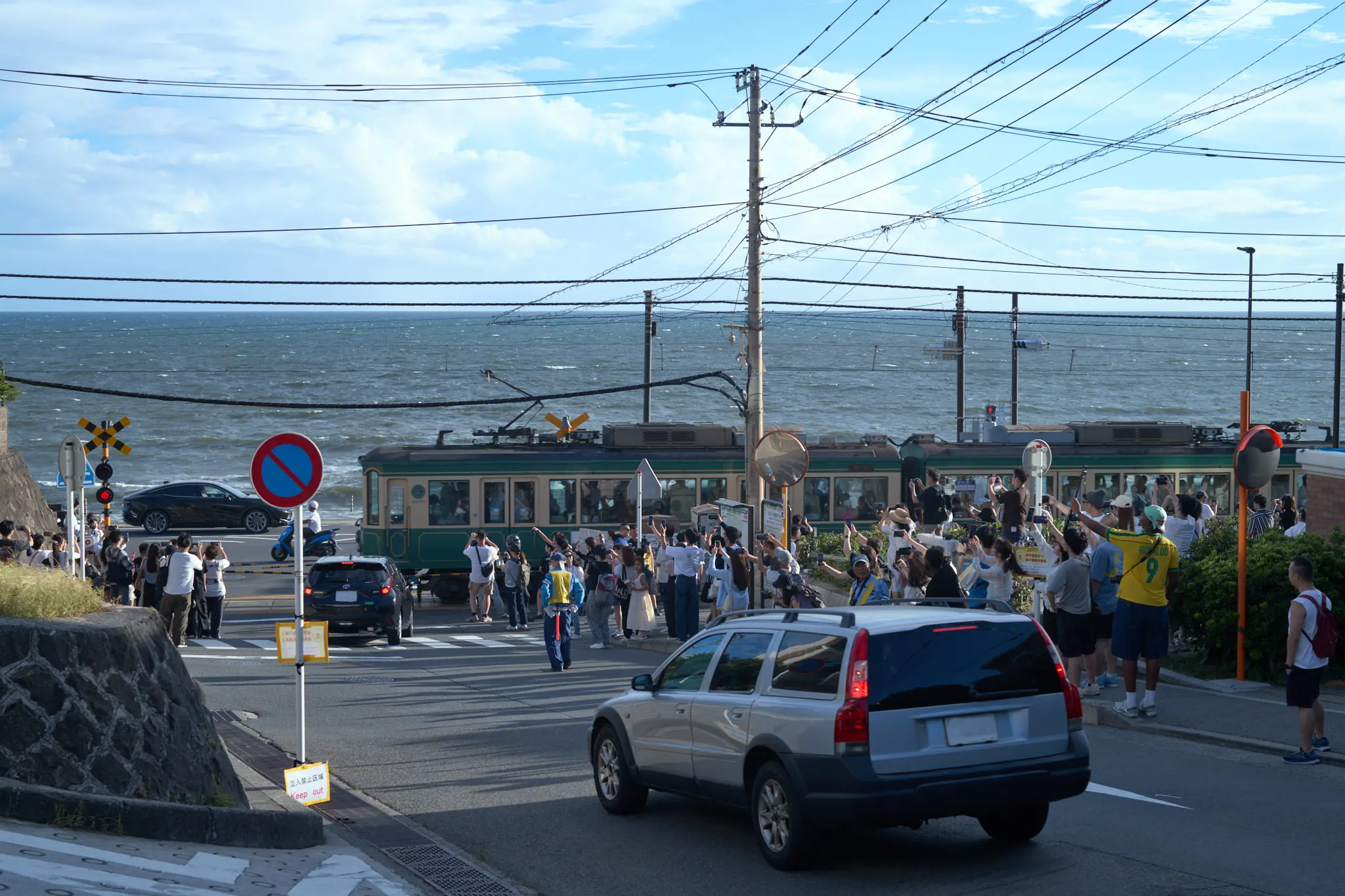 江ノ電カプセル・プラレール『鎌倉高校前駅』『スラムダンク踏切』で車もGO
