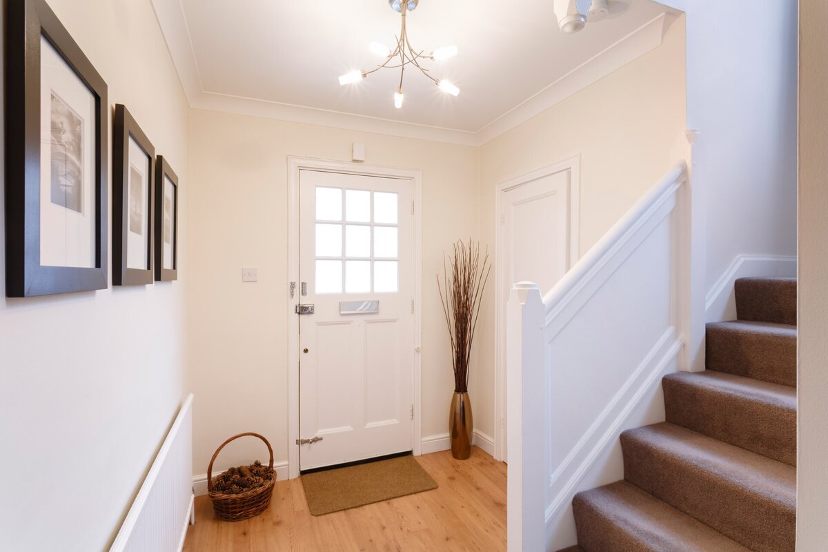 アメリカ生活を始めて困ったのが、, 「日本式の玄関」がない事😳💦, 「え⁉︎ 靴はどこで脱ぐの？」,