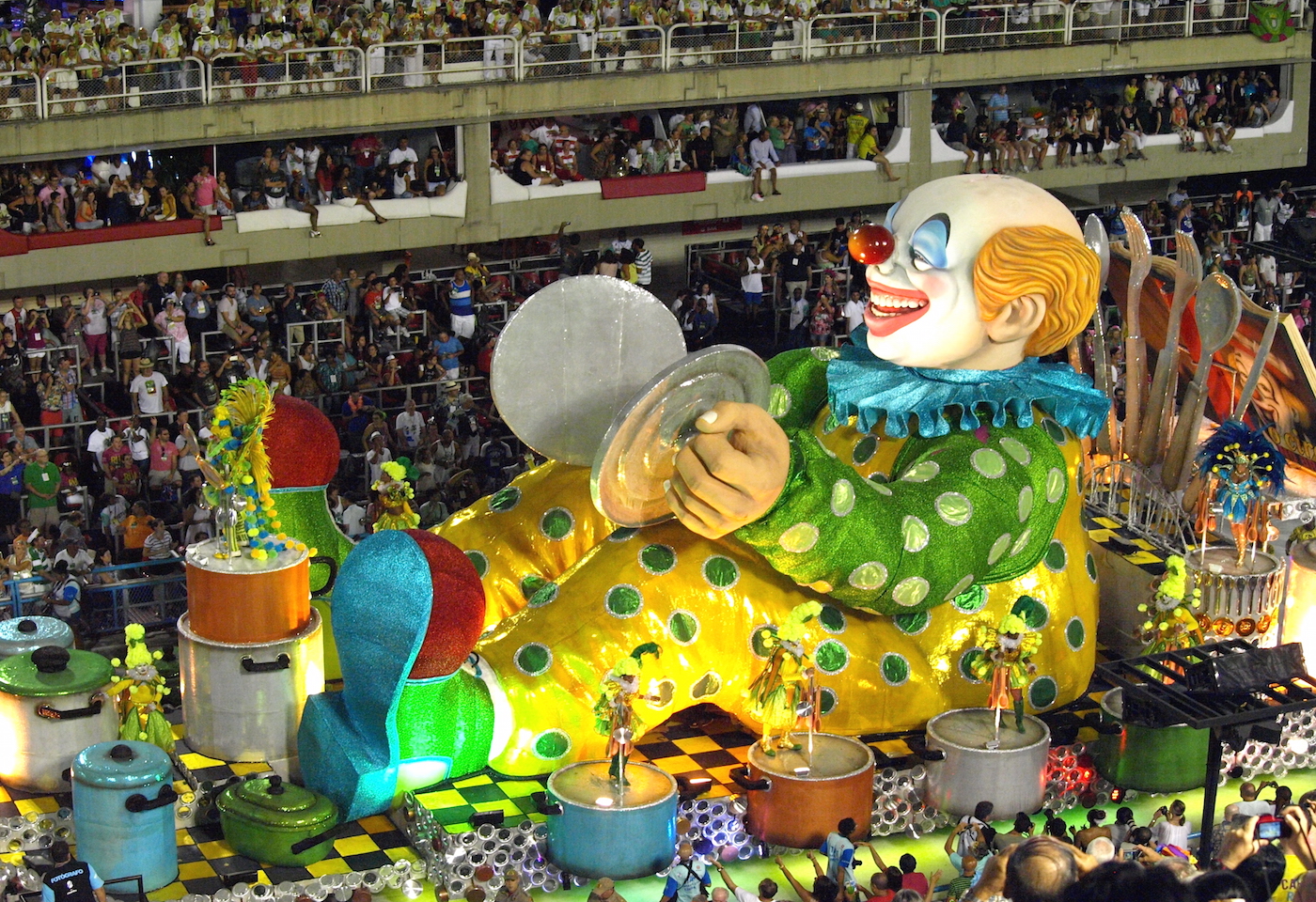 リオのカーニバル最高潮 2晩徹夜でサンバの美競う - 日本経済新聞