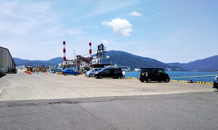 文里港の護岸です。車横付けで足元から水深もありサビキをする地 文里港 田辺市 の釣り場PHOTOSALTCLIP