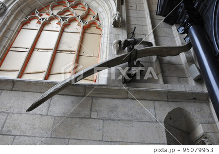 バベル城のドラゴン: ポーランド民話 We Love