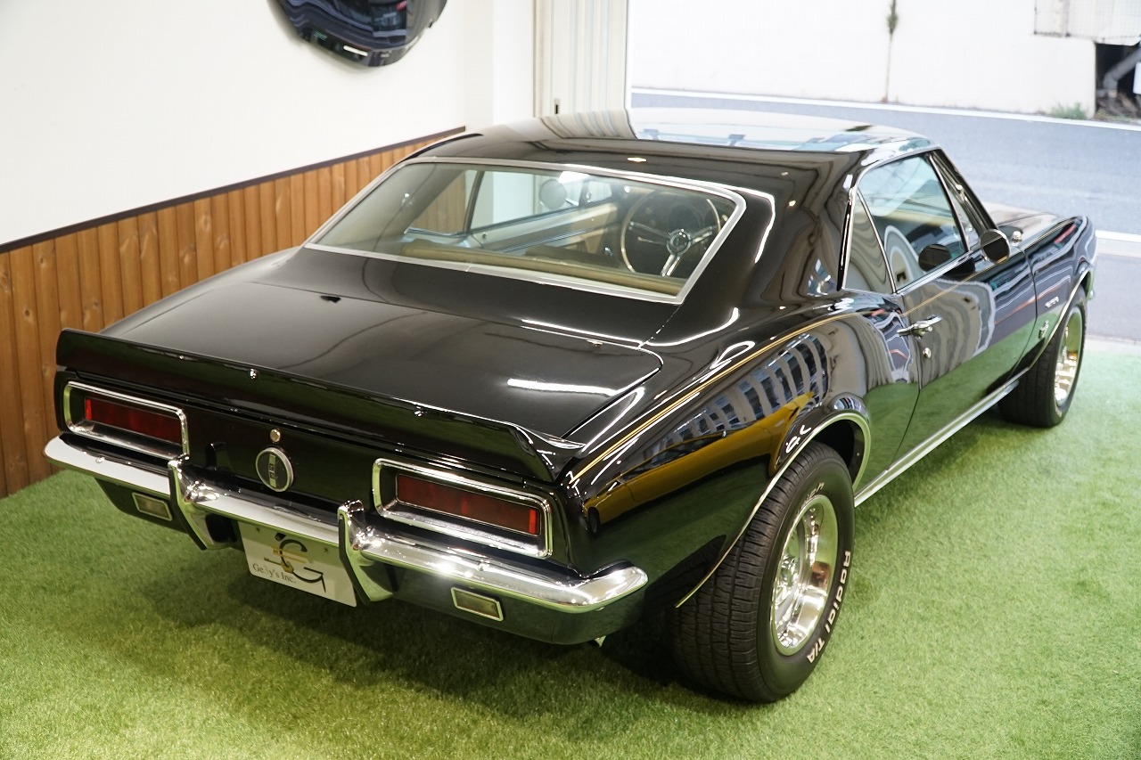 初代と第二世代初期モデルのカマロ。年式こそたった1年の違いではあるがその差は歴然