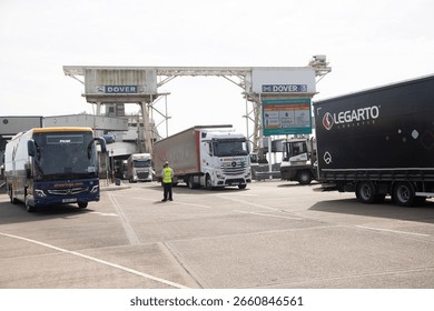 ユーロトンネル｣はバスを積んだ列車が走る 英仏海峡下を走るのは高速列車だけじゃない海外東洋経済オンライン