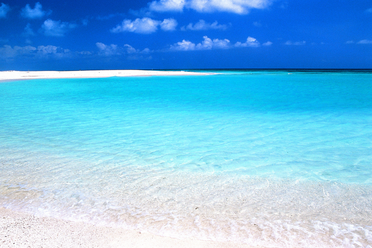 きれいな海と白い砂浜！夏を感じる日本全国の絶景ビーチ20選 - Tripa トリパ 旅のプロがお届けする旅行に役立つ情報