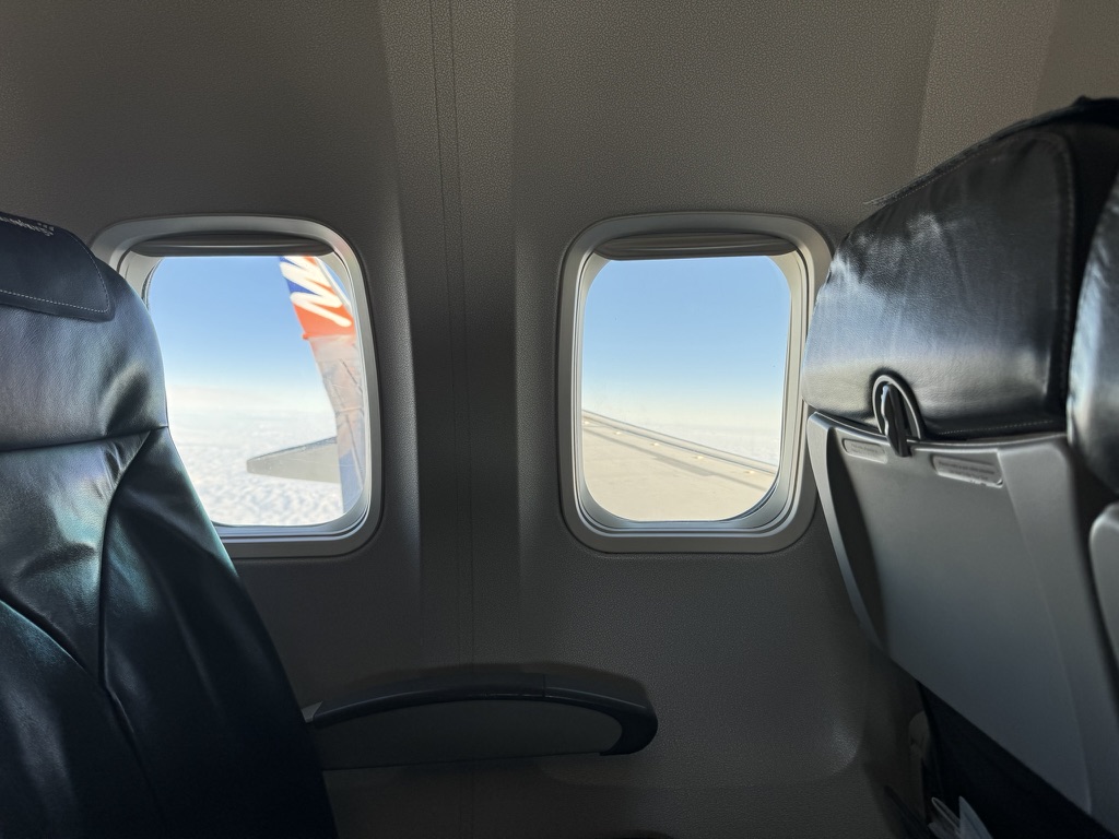 ユーロウィングス搭乗記 デュッセルドルフ〜ロンドン。ラウンジで日本のラーメンも。 - YouTube