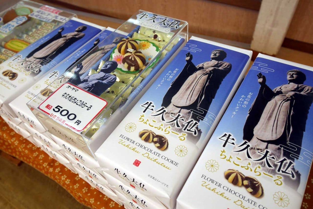 牛久大仏店で販売していた「牛久大仏招福饅頭」をリニューアルしました。 こしあんのお饅頭が8個入ってます。 個包装なのでお土産にもおススメの商品です。牛久大仏にお越しの際は是非お立ち寄り下さい。 他にもたくさんのお菓子を用意していますので、参詣のお土産や